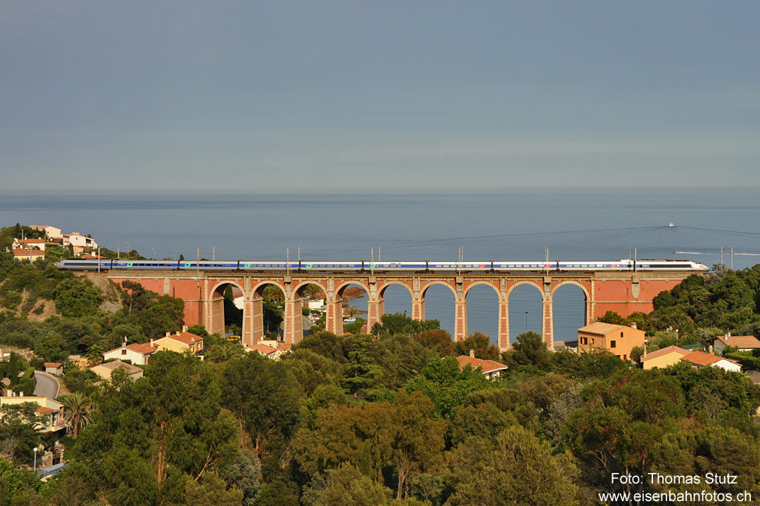 TGV
Es verkehren auch diverse TGVs mit Endstation Nice-Ville über den Viadukt, wobei die Zugslänge für den Viadukt genau passt.
