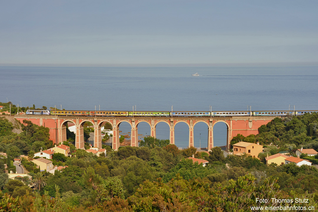 Corail Téoz
Ein Corail Téoz von Bordeaux nach Nice mit den typisch bunten Wagen.
