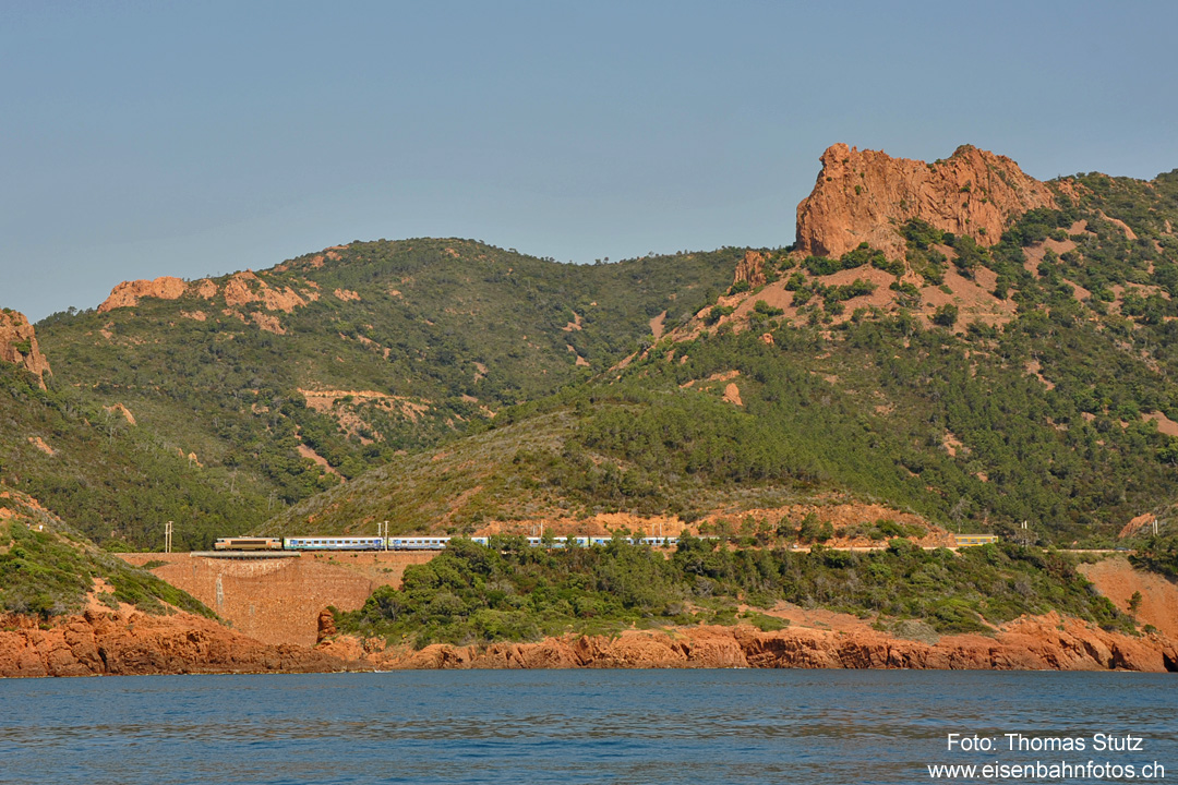 Corail Téoz
Während einer (empfehlenswerten) Schiffsfahrt entlang der "Roches Rouges" bietet sich mit etwas Glück auch die Möglichkeit für Fotos der Züge.
