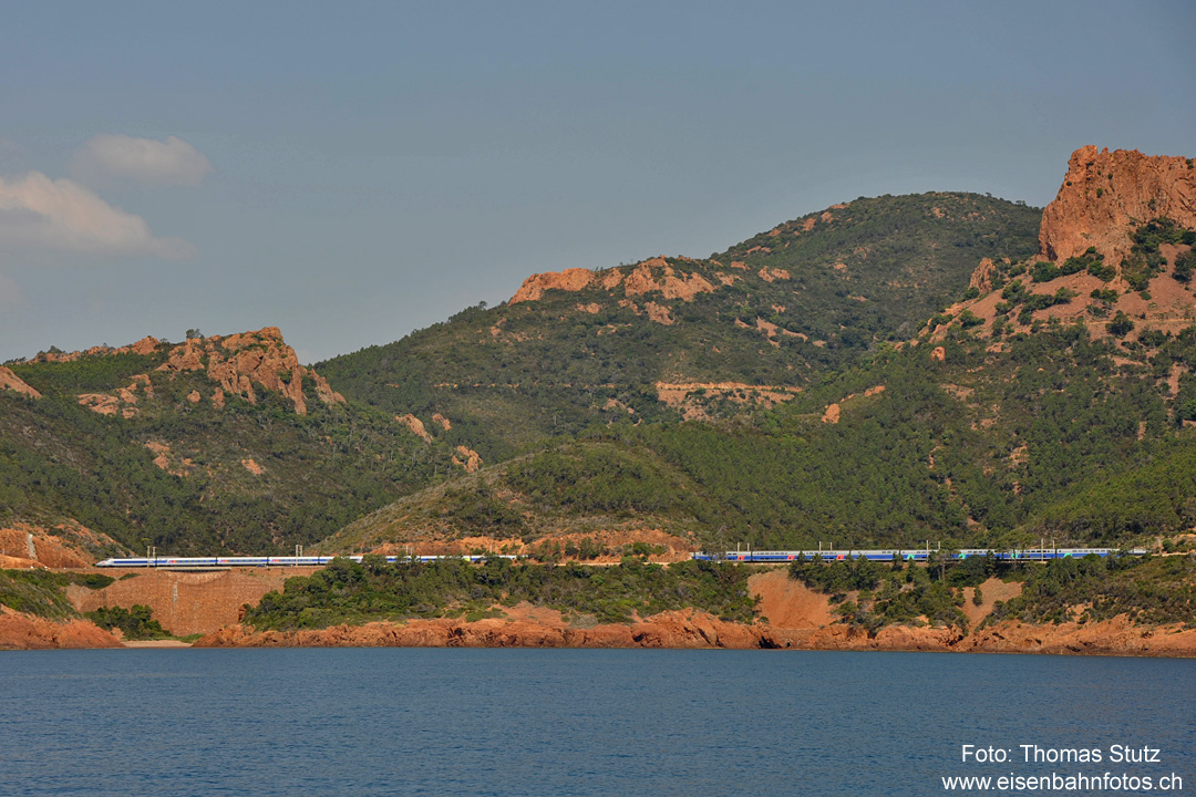 Doppel-TGV
Auf der Rückweg kommt es zu einer "Parallelfahrt" zwischen dem Schiff und einem doppelten TGV (einstöckig + doppelstöckig).
Der TGV überholt das Schiff leider noch vor dem Viadukt von Anthéor, was die Wahrscheinlichkeit für ein Foto des Viadukts mit einem Zug sinken lässt.
