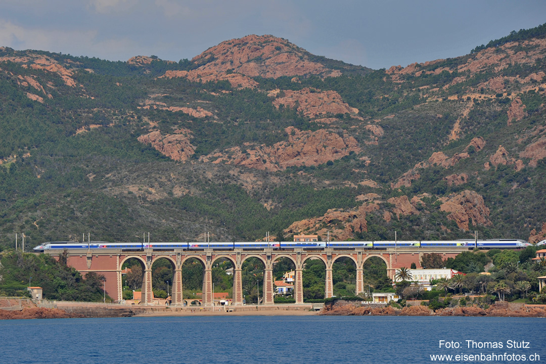 Viaduc d'Anthéor
Glück gehabt! Der TGV verlangsamt vor dem Viadukt seine Fahrt, und kommt im Bereich des Viaduktes fast zum Stehen.
So erreicht das Schiff inzwischen auch den Viadukt und es reicht nochmals für Fotos des gleichen Zuges. Fast wie bei einer organisierten Fotofahrt ...
