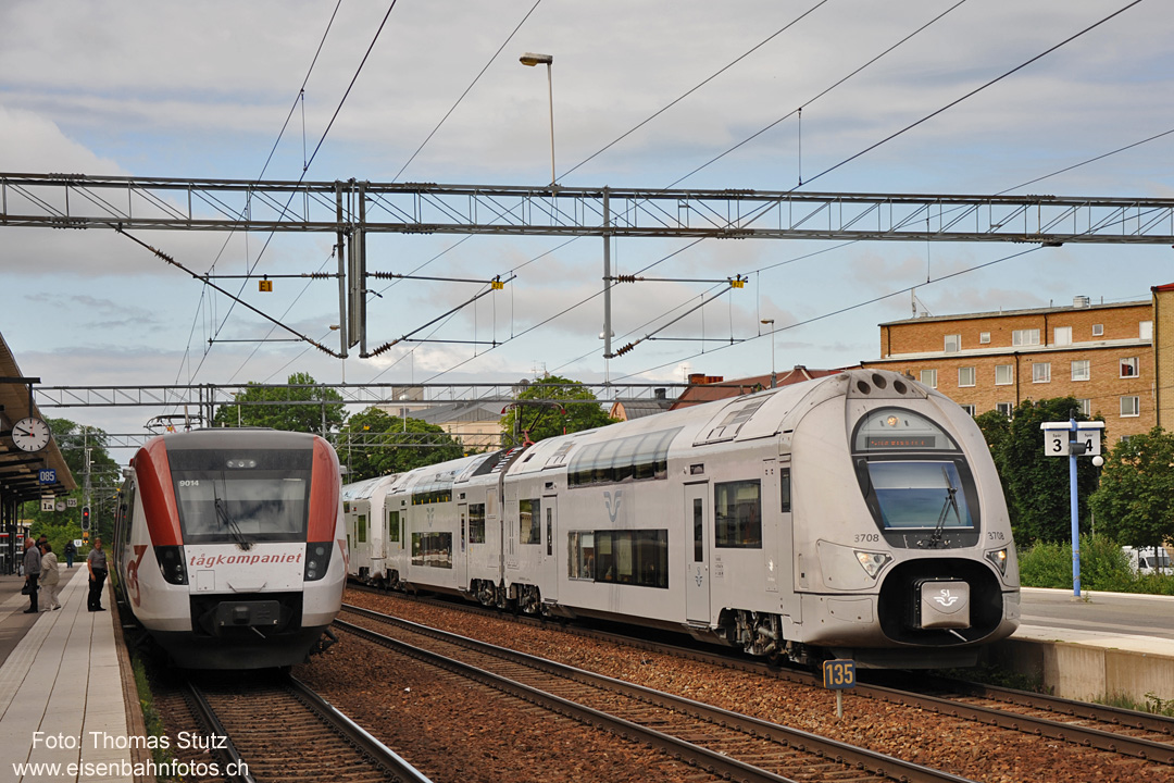 Begegnung X51 + X40
Ein X51 ("Regina") wartet auf die Weiterfahrt nach Hallsberg, während zwei Doppelstockzüge X40 (zweiteilig und dreiteilig) auf der Fahrt von Göteborg nach Stockholm
in Örebro einfahren. Diese langsamen Verbindungen zwischen den beiden Städten (Fahrzeit 5 Std) wurden im letzten Jahr noch mit Lok + Wagen gefahren.
