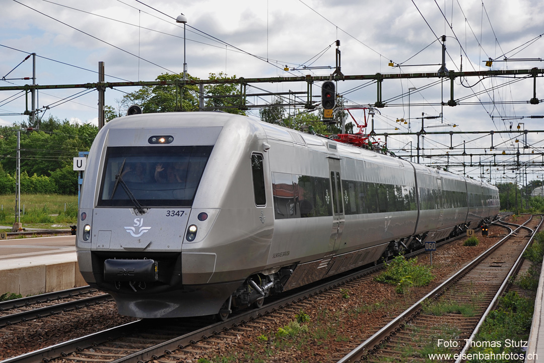 neuer Hochgeschwindigkeitszug X55
Während des Aufenthalts in Hallsberg durchfuhren mehrere der neuen Hochgeschwindigkeitszüge X55 auf Testfahrten den Bahnhof.
Die 4-teiligen Züge sind mit einer vmax von 250 km/h schneller als die X2000, haben aber keine Neigetechnik mehr.
