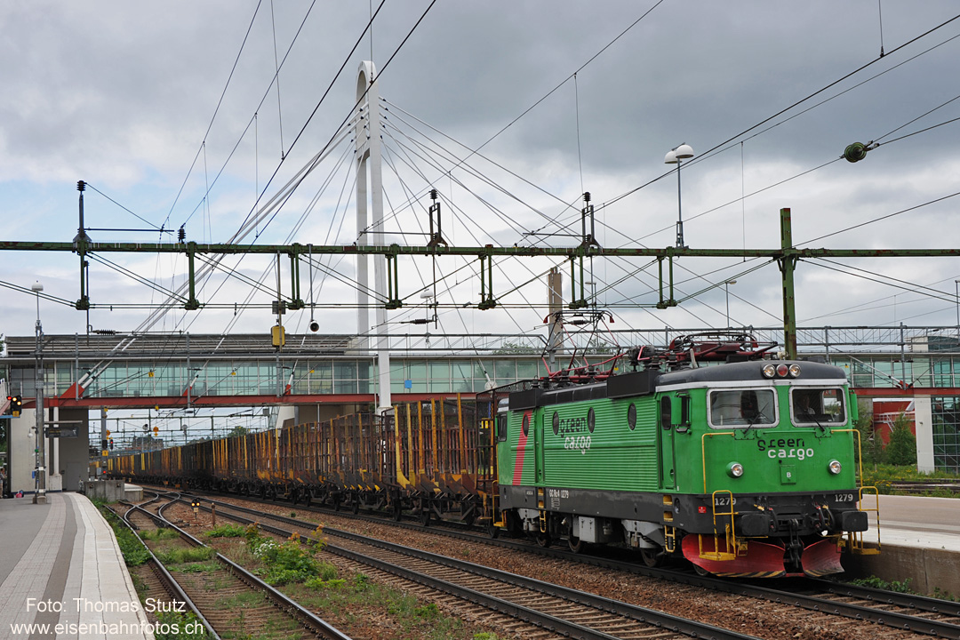 Rc4 mit leeren Holzwagen
