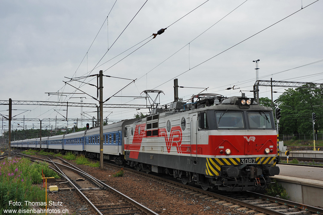 Nachtzug aus Moskau
Seit dem letzten Dezember ist der Nachtzug aus Moskau noch der einzige Zug mit russischen Wagen, der nach Helsinki fährt.
Die Tageszüge Helsinki - St. Petersburg wurden auf diesen Zeitpunkt durch die neuen "Allegro"-Züge ersetzt.
