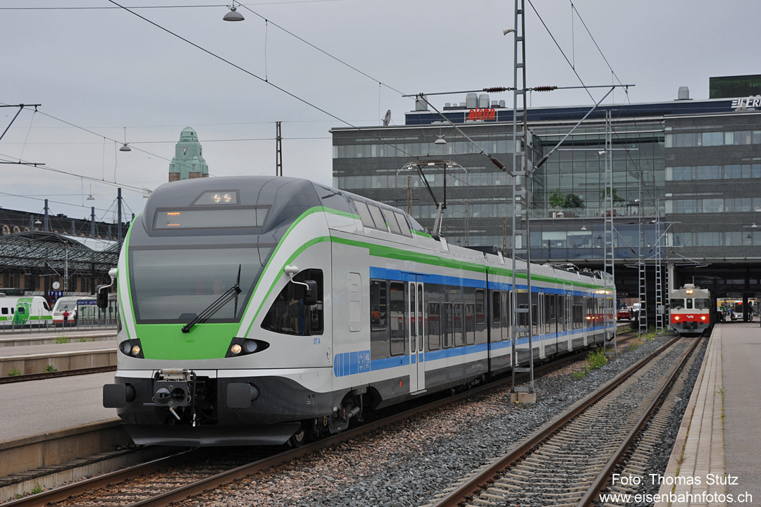 neuster Sm5 (FLIRT) in Betrieb
Nachdem seit 2009 2 Sm5 ausführlich erprobt wurden, läuft nun die Serie-Lieferung von weiteren 30 Fahrzeugen.
Die Nummer 7 auf dem Foto ist dabei erst seit wenigen Tagen im kommerziellen Einsatz.
Die Fahrzeuge gehören einer Rollmaterial-Gesellschaft mit Beteiligung von VR und Städten im Bereich der S-Bahn.
Leider sind die Frontanschriften beim Fotografieren fahrender Züge nur teilweise oder gar nicht zu sehen.
