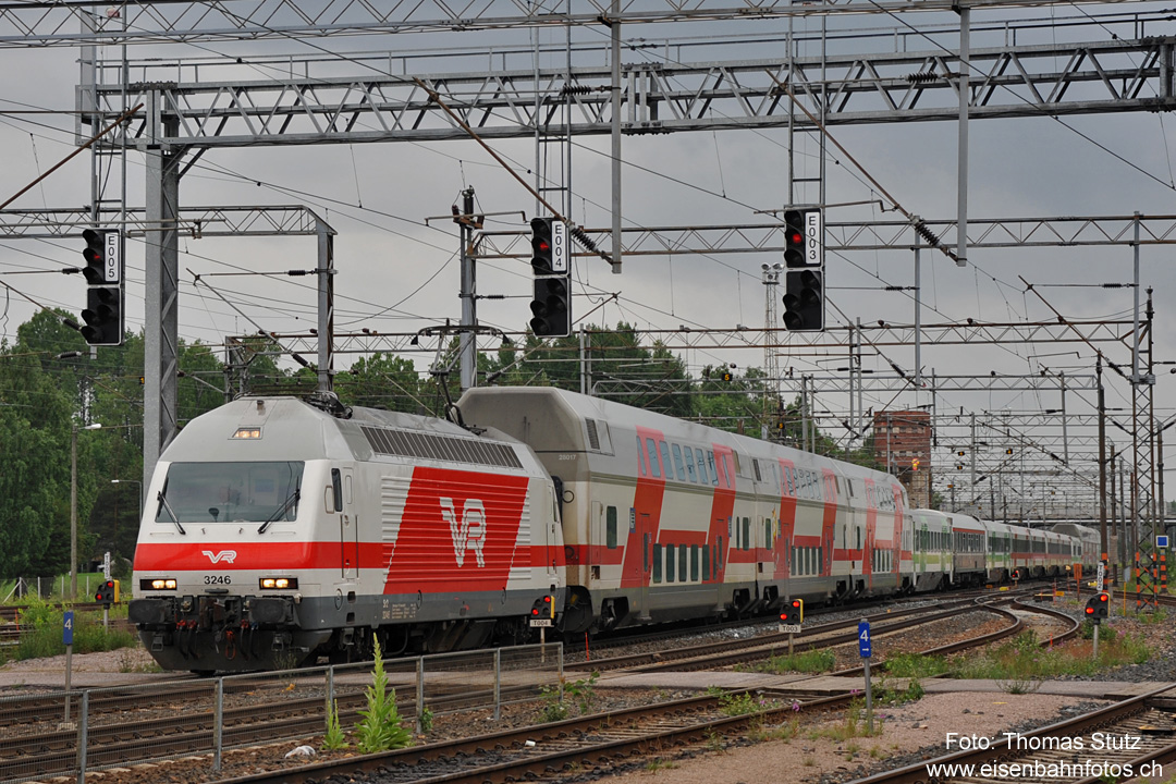 IC 49 Helsinki - Rovaniemi
Der zweite der beiden Tageszüge Helsinki - Rovaniemi erreicht nach 45 Min Fahrt Riihimäki, bis Rovaniemi dauert es noch 9 Std.
Vor dem langen Mittsommer-Wochenende (Juhannus) besteht er aus total 14 Wagen, wovon 2 Speisewagen und ist gut besetzt.
Im Vergleich mit der Sr2 sieht man, wie hoch die Doppelstockwagen sind.
