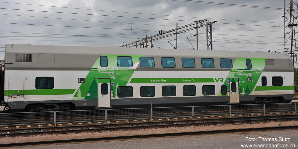 Doppelstockwagen
Seitenansicht eines Doppelstockwagens, der in der oberen Klasse über ein Business-Abteil verfügt. Eine eigentliche 1. Klasse gibt es nicht,
wobei man aufgrund des Sitzkomfortes im Vergleich mit mitteleuropäischen Bahnen eher davon sprechen müsste, dass es in Finnland keine 2. Klasse gibt.
