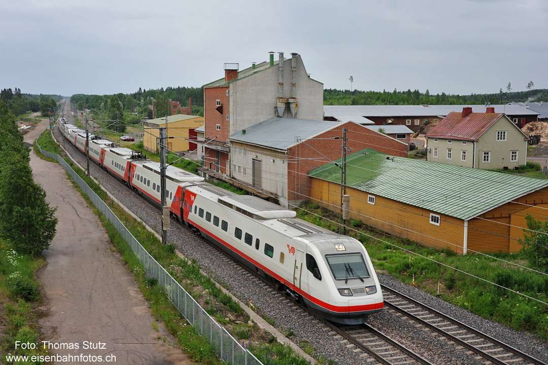 Pendolino bei Kausala
2 Pendolino (Sm3) auf der Fahrt nach Helsinki. Es sind 18 Züge in Betrieb, die 1995 - 2006 abgeliefert wurden.
Die Züge sind im Fahrplan als "S" bezeichnet und verkehren mit einer vmax von 220 km/h.
