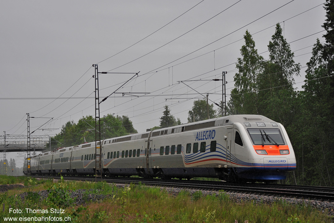 Allegro nach St. Petersburg
Leider war der Zug etwas gar pünktlich, so dass ich meinen Fotostandort noch nicht ganz erreich hatte und nur ein Nachschuss möglich war.
Die als Sm6 bezeichneten Züge verbinden seit Dezember 2010 Helsinki und St. Petersburg mit anfänglich 2, inzwischen 4 täglichen Fahrten.
