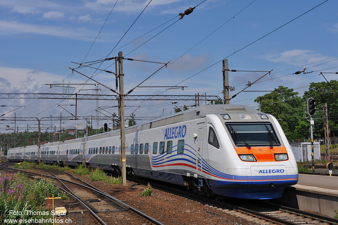 Allegro aus St. Petersburg
Einer der 4 Allegro-Neigezüge bei der Einfahrt in Helsinki. Die Züge gehören der finnisch-russischen Gesellschaft "Karelian Trains".
