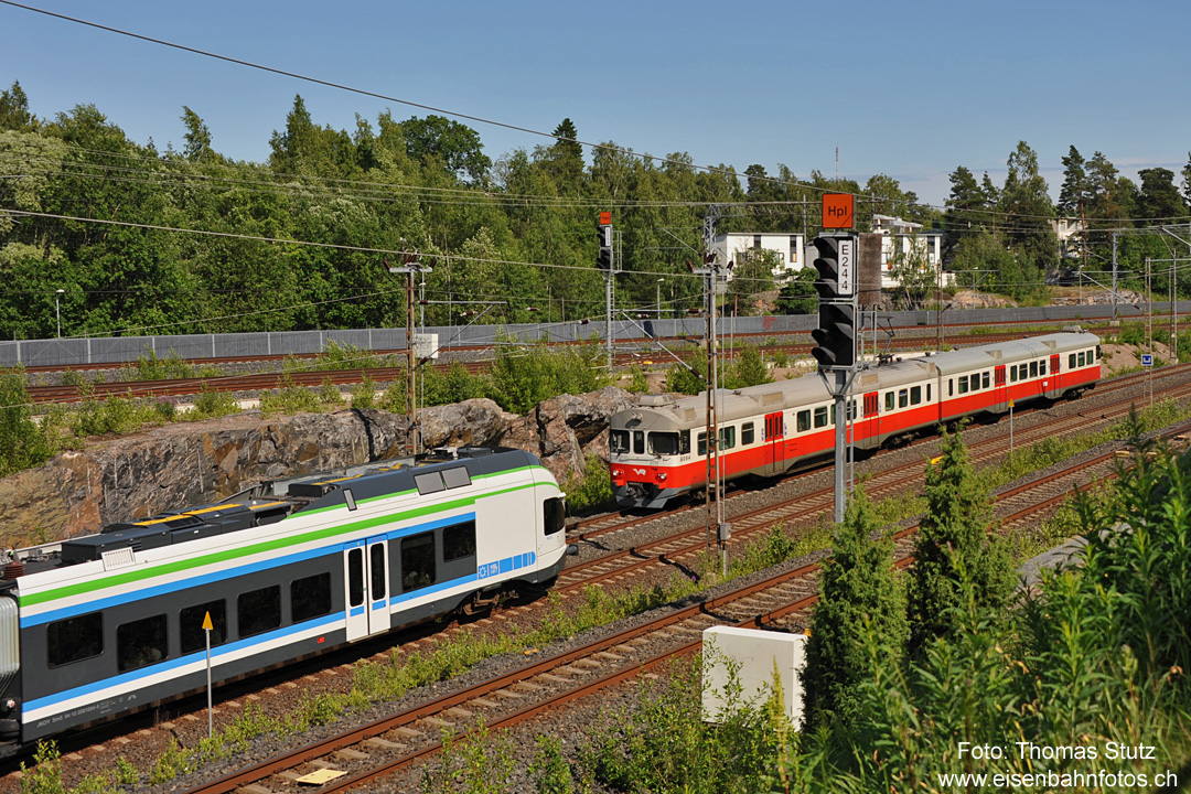 Begegnung Sm5 und Sm2
2 Züge der Linie M nach Vantaankoski (Sm2) bzw. von Vantaankoski (Sm5) begegnen sich. 
