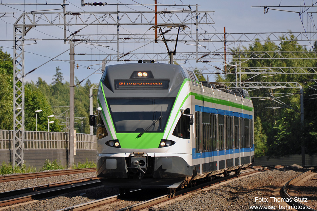 Zoomaufnahme Sm5
Leider ist die Zielanschrift auch auf dieser Aufnahme nur teilweise zu sehen (effektiv funktionierten die Anzeigen einwandfrei).
Die Anzeigen wechseln übrigens regelmässig zwischen finnischen und schwedischen Ortsnamen.
