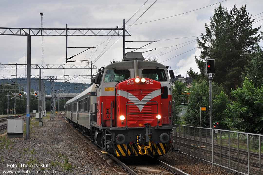 Zug aus Vaasa mit Dieseltraktion
Auf nicht elektrifizierten Strecken mit höherem Passagieraufkommen wird mit Dieselloks der Reihe Dv12 und mehreren Wagen gefahren.
