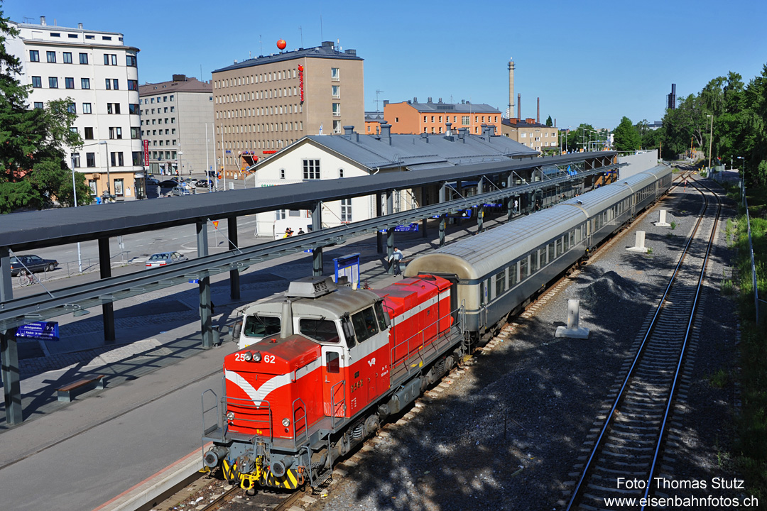 Bahnhof Vaasa am Morgen
Kurz nach 9 Uhr steht der H 444 bereit zur Abfahrt nach Seinäjoki - Jyväskylä (dort hatte ich ihn 2 Tage zuvor bei der Einfahrt fotografiert).
Von dieser Seite sind die ersten Anzeichen der kommenden Elektrifizierung zwischen den Gleisen zu sehen.
