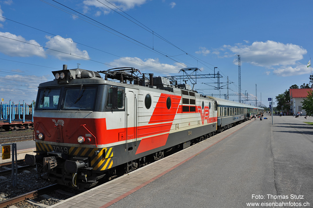 Zwischenhalt in Kemi
In Kemi reicht es während des Aufenthaltes von einigen Minuten für ein Foto des P 701 Oulu - Rovaniemi mit seinen 7 Wagen (inkl. Speisewagen).
