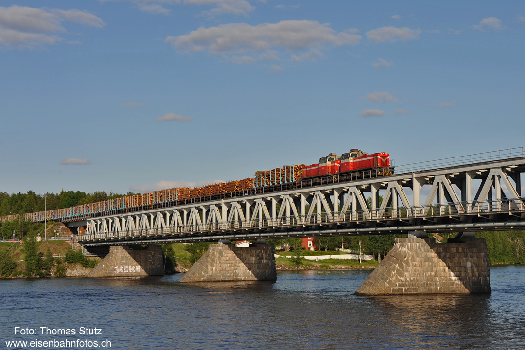 Brücke über den Kemijoki
Es handelt sich um eine doppelstöckige Brücke. Während oben der Zug fährt, können darunter die Autos fahren.
Auf der Seite befinden sich jeweils noch abgetrennte Wege für Velos und Fussgänger.
