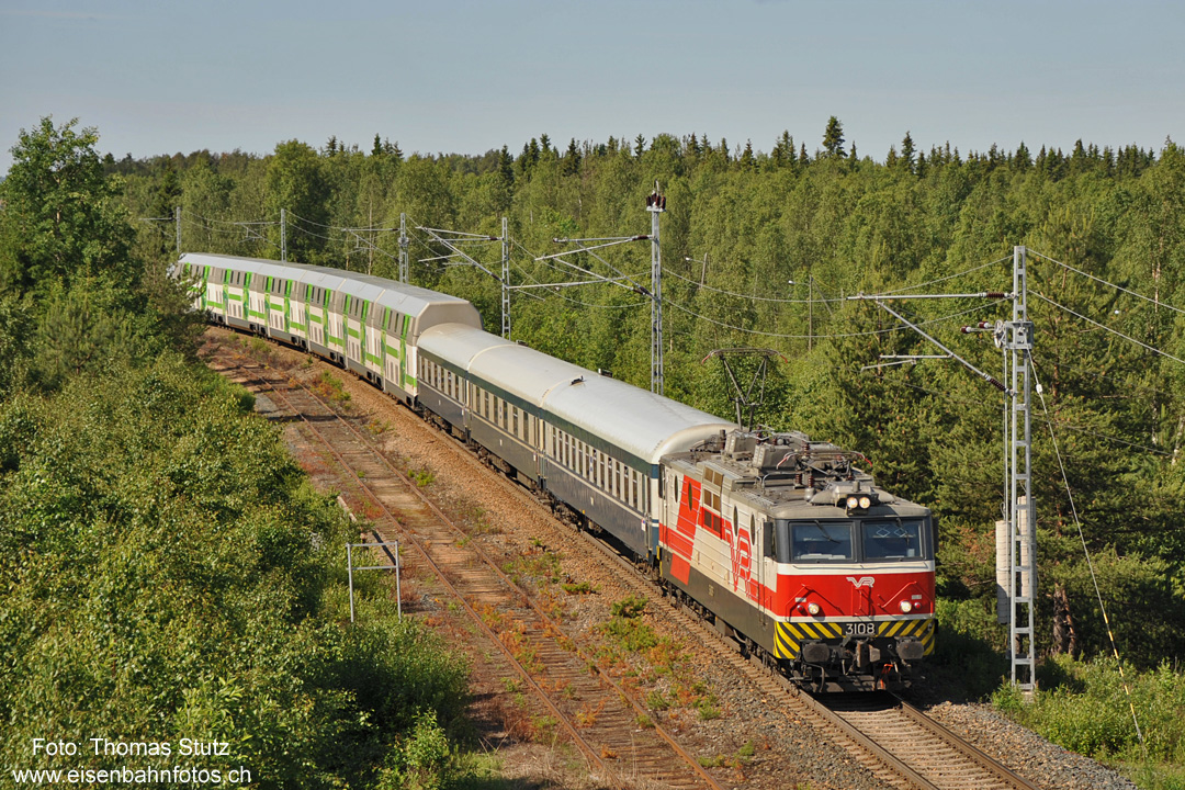 zweiter Nachtzug aus Helsinki
Um 11.30 Uhr (mit rund 40 Minuten Verspätung) erreicht der zweite Nachtzug aus Helsinki den Bahnhof Rovaniemi.
Hier sind erst 9 Wagen zu sehen, es folgen weitere 4 Reisezugwagen (inkl. Speisewagen) sowie 2 Autotransportwagen.
