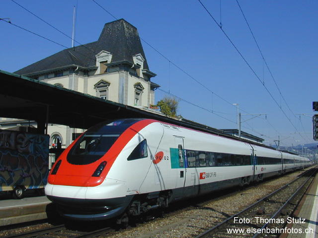 ICN in Zug
Ein ICN hält während einer Publikumsfahrt vor dem alten - inzwischen abgerissenen - Bahnhofsgebäude von Zug.
