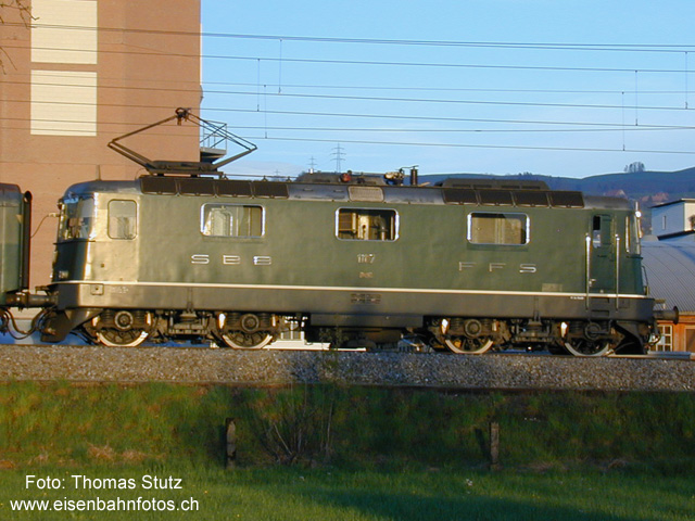 Re 4/4 II in grün
Im Abendlicht schleicht die Re 4/4 II 11117 mit dem "Tessiner Freitagabend-Intercity" 589 Zürich HB - Chiasso auf das planmässig noch Halt zeigende Einfahrsignal von Zug zu.
