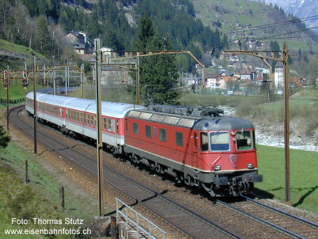 Re 6/6 mit DB-EC am Gotthard
Ein Bild, wie es nur wenige Jahre später nicht mehr möglich ist: eine Re 6/6 am Gotthard vor einem Reisezug mit DB-Wagen! (Manchmal lohnt es sich, einen ganz normalen Zug zu fotografieren ...) Es handelt sich um den EC 5 "Verdi" Dortmund - Basel SBB - Milano.
