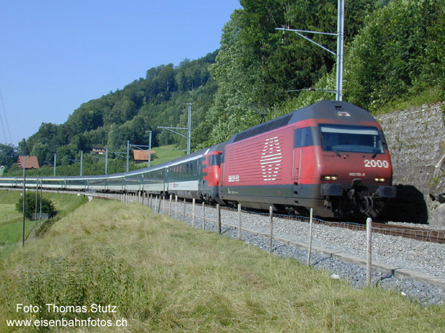 EW4-Pendel einmal anders
Am Freitag vor dem Pfingstwochenende verkehrt wieder einmal ein Entlastungszug (leicht verspätet) Richtung Gotthard mit einem EW4-Pendel. Unerwartet ist diesmal aber die Lok an der Spitze statt am Schluss des Zuges. Ob es kurz vor Abfahrt Probleme mit der Lok oder dem Steuerwagen gab? Oder gab es das letzte Mal an der Gotthardrampe Probleme mit dem geschobenen Pendelzug?

