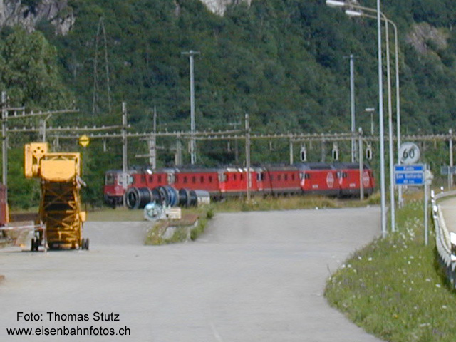 6-fach Lokzug
Wenn man einmal nicht bereit ist, um abzudrücken! Im letzten Moment kommt doch noch ein Foto zustande, leider nicht in optimaler Aufnahmequalität: Lokzug mit 3 "Gotthard-Doppeltraktionen" - ganz in rot - nordwärts bei der Ausfahrt in Lavorgo.
