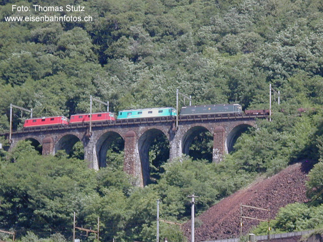 Re 20/20 bunt gemischt
Knapp eine Stunde nachdem die Re 6/6 11665 Richtung Süden gefahren ist (Foto DG075) ist die zweite Cargo-Re 6/6 - die 11655 - Richtung Norden unterwegs. Interessant ist die Lokzusammenstellung. 4 Loks an einem Gotthardzug sind zwar überhaupt nichts Spezielles, im Normalfall sind es dann aber 2 zusammengehängte "Re 10/10". Hier befinden sich aber die beiden Re 4/4 vorne und die beiden Re 6/6 dahinter.
