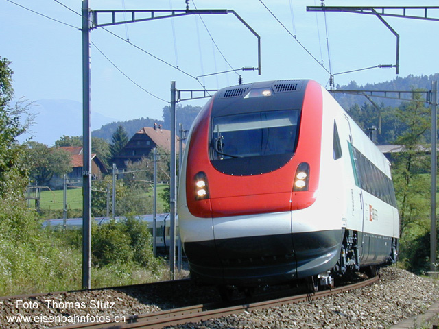 ICN auf der Südbahn
Auf einer Extrafahrt gelangt ein ICN auf die Südbahn, wo es gleich nach dem Bahnhof Rotkreuz eine schöne Kurve hat.
