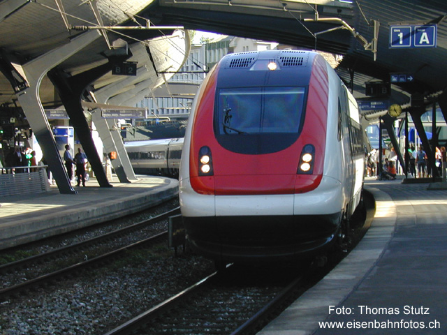 ICN in ... - Wo bitte?
Ein ICN auf Abwegen! Die Architektur des Bahnhofs ist eindeutig, das kann nur Zürich Stadelhofen sein! Nach einer Extrafahrt kehrt der ICN leer zurück Richtung Abstellanlage Zürich Herdern.
