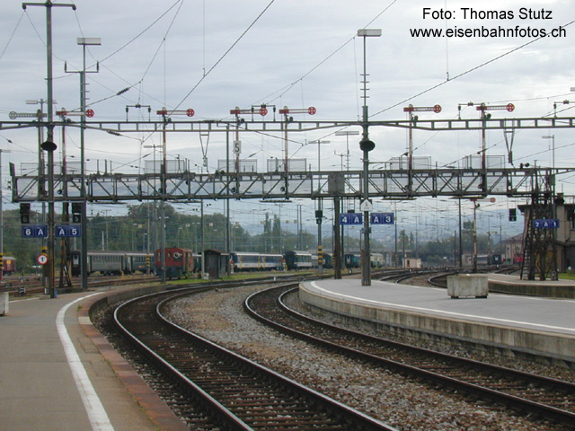 alte Signalbrücke in Romanshorn
In Romanshorn war im Jahr 2000 diese Semafor-Signalbrücke wohl als letzte Anlage dieser Art in der Schweiz noch in Betrieb. In der Kurve ist es nicht ganz einfach, das richtige Ausfahrsignal zu erkennen. Deshalb ist auch eines der Signale angeschrieben. Beim Abfahrbefehl leuchtet direkt darunter jeweils auch die entsprechende Gleisnummer auf.
