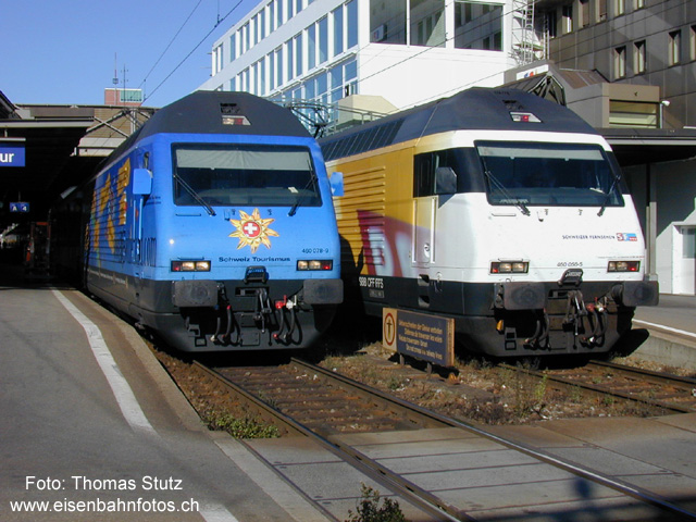 2 Werbeloks
Zwischenstopp in Winterthur. Eigentlich wollte ich nur "Schweiz Tourismus" fotografieren (IC 932). Mit "SF DRS" (IR 1532) daneben lohnt sich die Aufnahme natürlich erst recht.
