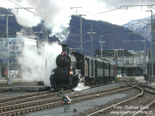 Dampf in Zug
Seltener Gast im Bahnhof Zug. Dampflok Ec 3/5 mit passendem Wagenmaterial startet via Sihlbrugg Richtung Sihltal, wo noch regelmässig Dampfzüge verkehren (siehe Kursbuch Feld 714).
