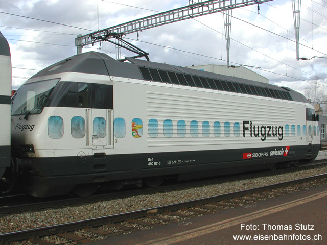 Re 460 "Flugzug"
"Flugzug" IR 1479 Basel SBB - Zürich Flughafen mit der passenden Lok. Das Logo "Swissair" auf der Lok hat die Fluggesellschaft noch lange überlebt, ist in der Zwischenzeit aber auch auf der Lok verschwunden. Die mit Funkfernsteuerung ausgerüstete Lok gehört Anfang 2004 zu den letzten noch bei Cargo verbliebenen Re 460.
