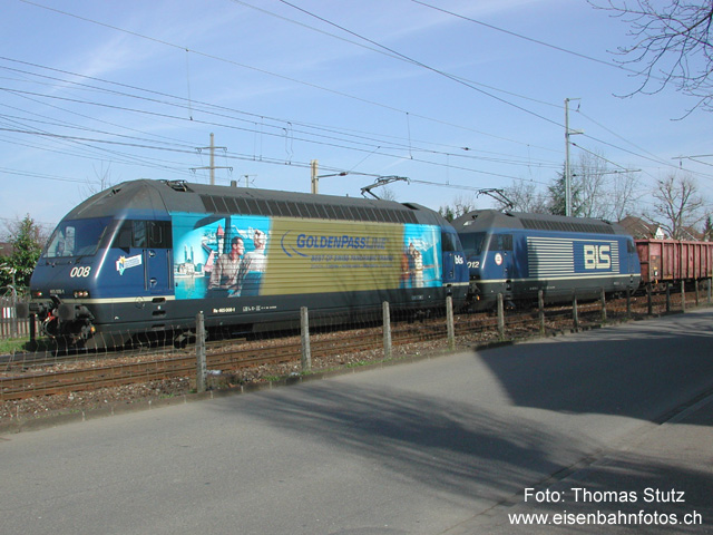 2 x Re 465
Ein BLS-Güterzug mit 2 Re 465 befährt den Spurwechsel auf der Einfahrt in den Bahnhof Pratteln. Bei Doppeltraktionen von 2 Re 465 gibt es interessante Kombinationen bei der Benützung der Stromabnehmer. Einige Loks verfügen für den Einsatz in Deutschland (Wendeschleife in Basel Bad Rbf) auch über einen DB-Stromabnehmer und haben deshalb nur einen statt zwei für den Einsatz in der Schweiz.
