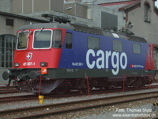 Re 421 397-1
Umgebaute Re 421 397-1, freigegeben für den uneingeschränkten Einsatz auf dem DB-Netz. Für die Zulassung mussten diverse mehr oder weniger gut sichtbare Änderungen vorgenommen werden. Im DB-Betrieb sind die Rückspiegel verriegelt, können also nicht ausgeklappt werden.
