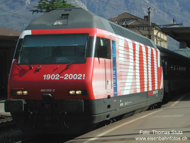 Re 460 "100 Jahre SBB" (SBB)
Rote "SBB-Version" der Jubiläumslok "100 Jahre SBB". Interessant wäre natürlich ein gemeinsames Foto mit der gelben Re 460 083-9, z.B. in Doppeltraktion oder als Parallelfahrt ...
