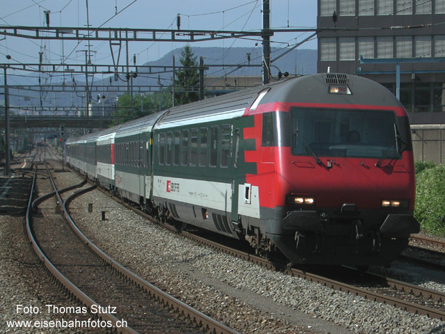 EW4-Pendel in Münchenstein
IR 615 Genève Aéroport - Basel SBB kurz vor dem Ziel bei der Ausfahrt in Münchenstein. Ganz klein im Hintergrund ist noch der Gegenzug zu sehen.
