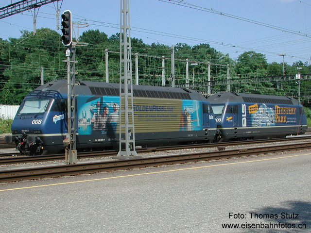 2 x 465 mit Werbung
In Basel RB (G-Gruppe) warten 2 Re 465 auf den nächsten Einsatz. Die linke Lok trägt bereits das neue BLS-Logo (waagrecht ganz rechts unter dem Fenster), während die rechte Lok noch den alten Schriftzug besitzt (senkrecht links der Werbefläche).
