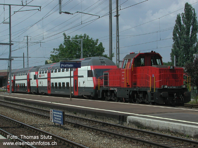Neue Traktion für IC2000?
2 IC2000-Steuerwagen werden von der Pratteler Rangierlok ins Anschlussgleis der Firma Bombardier gestellt. Die Zufuhr nach Pratteln erfolgt in der Regel mit dem Zug 24638 von Olten.
