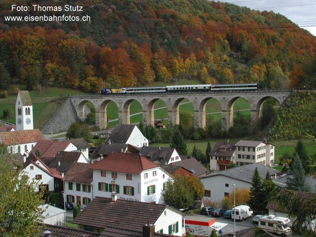 SF DRS auf Rümlinger Viadukt
Ausnahmsweise war ich wohl der einzige Fotograf in Rümlingen. Nur das TV-Team, das den Extrazug für die Fernsehsendung "Fensterplatz" von SF DRS filmte, war noch anwesend. Dafür war die Re 460 056-5 so sauber, wie sie sonst kaum anzutreffen ist ...
