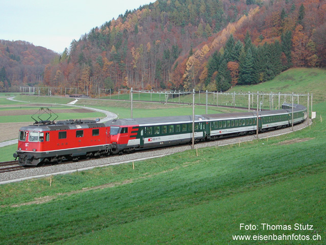 Unechter Pendelzug
Etwas ungewöhnlich ist der Schnellzug 2724 Zürich HB - Bern zusammengestellt. Was auf den ersten Blick wie ein Pendelzug mit Lokdefekt aussieht, täuscht. Die beiden Wagen hinter dem Steuerwagen und der Gepäckwagen dürfen nicht in Pendelzüge eingereiht werden, da sie dafür nicht ausgerüstet sind. Wahrscheinlich handelt es sich hier einfach um eine Überführung des Steuerwagens von Zürich HB nach Bern.
