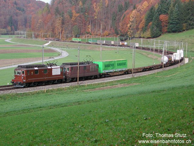 2 x Re 4/4 mit 43699
Containerzug 43699 mit der für diesen Zug standardmässigen Doppeltraktion mit 2 Re 4/4 der BLS.
