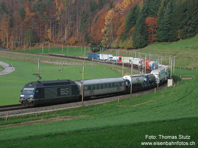 Re 465 mit RoLa
Noch werden die RoLas durch Re 465 geführt. Mit Ablieferung der neuen Zweisystemloks Re 485 ab Dezember 2002 sollen jedoch die direkten Güterzüge Deutschland - Schweiz und umgekehrt von den neuen Loks übernommen werden.
