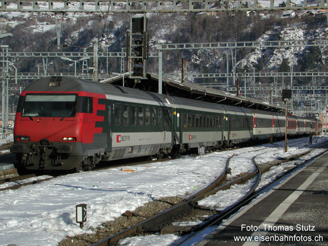 Gemischter EW4-Pendel
Der erste EW4-Steuerwagen (Ablieferung 30.09.96) wartet mit einem "gemischten" Pendelzug in Brig auf die Abfahrt als IC 884 nach Basel. Immerhin sind die erneuerten Wagen im Zug beisammen. Man sieht aber, dass der Speise- und der Gepäckwagen nicht mehr zum neuen Design passen.
