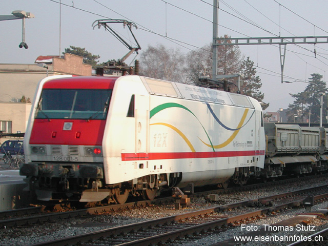 ... und 128 001-5 (12X)
Am Schluss der Probezuges ist die 128 001-5 (12X) von ADtranz bzw. Bombardier. Die Lok stand ganz am Anfang der Entwicklung der ganzen 145-er Serie (inkl. 146, 185, 482, 485).
