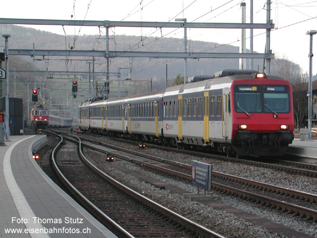 Überholung in Liestal
Leichter Rückstand auf den Fahrplan in Liestal um 17.24 Uhr. Rechts fährt die S3 von Frenkendorf ein (mit planmässiger Abfahrt um 17.20 Uhr), links der IC aus dem Adlertunnel (mit planmässiger Durchfahrt um 17.18 Uhr). Wie disponiert der Fahrdienstleiter im Fernsteuerzentrum (OBZ) Basel weiter? Siehe nächstes Foto!
