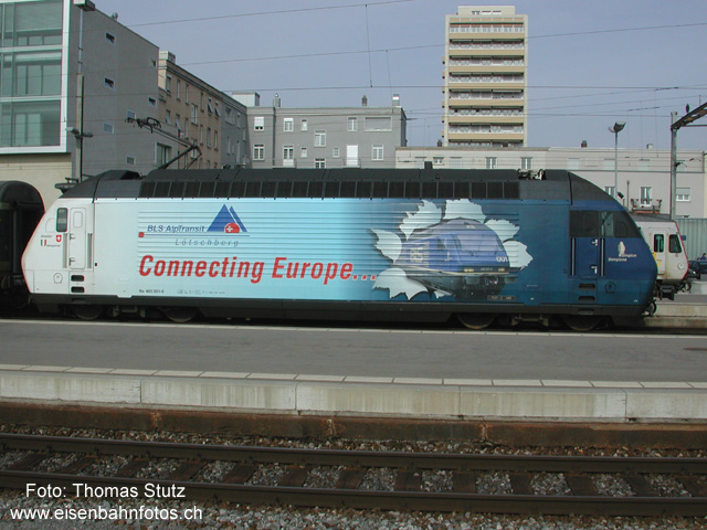 "Connecting Europe"
Seitenansicht der BLS-Werbelok "BLS AlpTranist Lötschberg". Die Aufschrift "Connection Europe" wurde bei der Reihe Re 485 gleich auf allen Loks angebracht.
