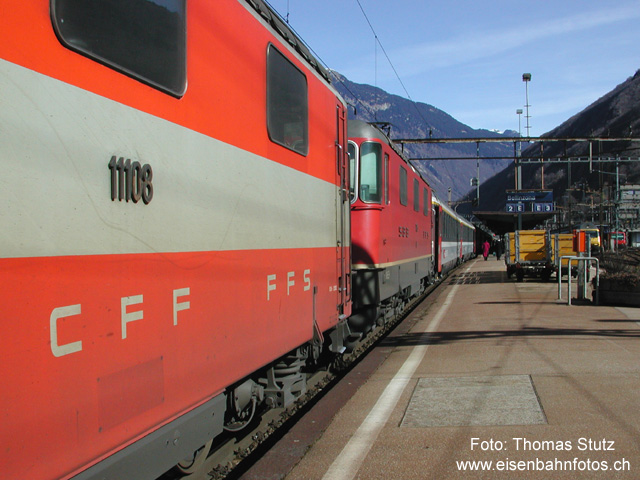 2 Re 4/4 II vor IC
Doppeltraktion zweier Re 4/4 II in gemischter Farbe vor dem IC 357 "Teodolina" Zürich HB - Milano. Es ist übrigens auch schon vorgekommen, dass ein IC mit 2 Re 4/4 II in Swiss-Express-Farben die Gotthardstrecke befahren hat (Foto in der SER 4/2004). Das hätte ich auch gerne fotografiert ...

