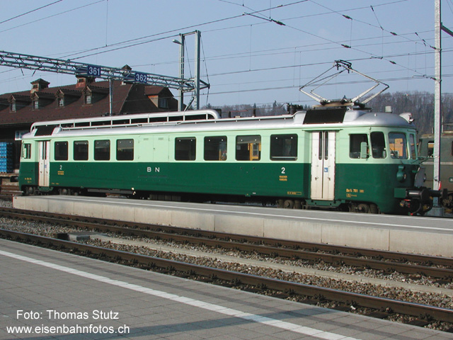 Be 4/4 "Wellensittich"
Der historische Triebwagen Be 4/4 761 "Wellensittich" ist ausnahmsweise im Einsatz als Regionalzug 4875 Spiez - Interlaken Ost. Im Laufe des Jahres 2003 werden auf den beiden Regionalzugslinien Spiez - Interlaken Ost und Spiez - Reichenbach i. K. NINAs zum Einsatz kommen.

